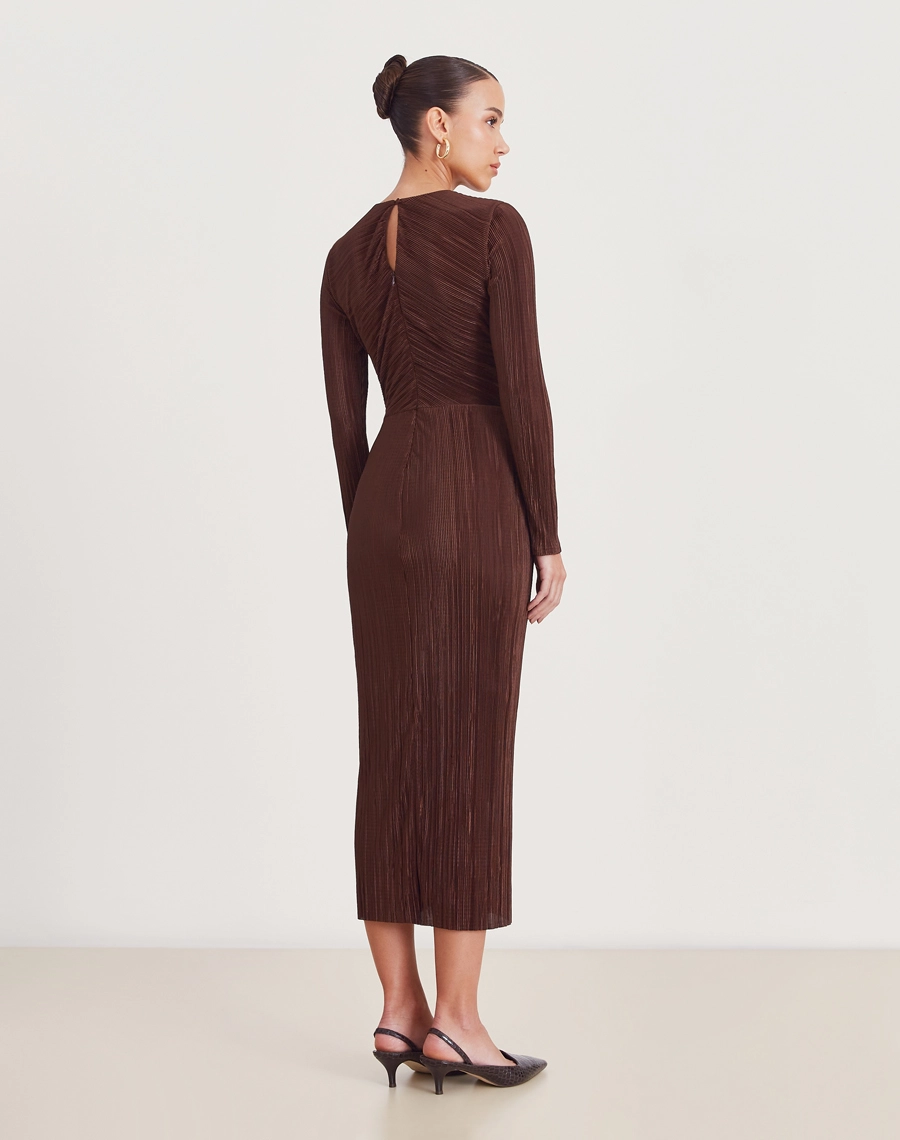 O Vestido Midi Daisy é confeccionado em malha plissada, conhecido por sua elasticidade, conforto e caimento impecável.