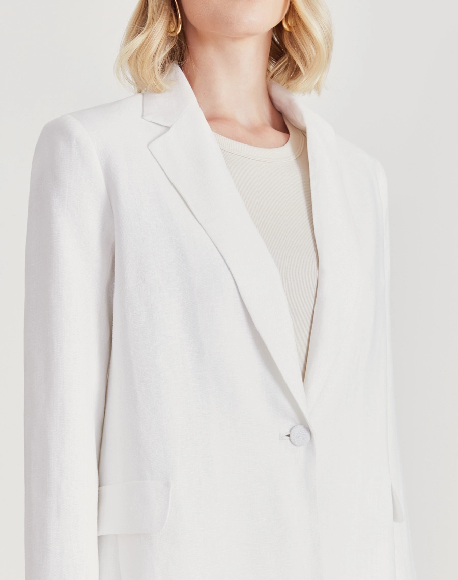 O Blazer Silvia é confeccionado em linho. É ideal para eventos casuais ou corporativos, podendo transitar por ocasiões durante o dia e a noite.