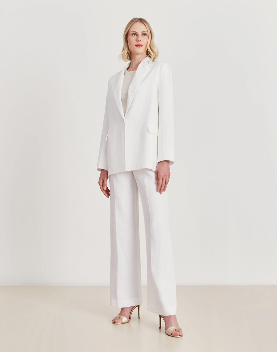 O Blazer Silvia é confeccionado em linho. É ideal para eventos casuais ou corporativos, podendo transitar por ocasiões durante o dia e a noite.