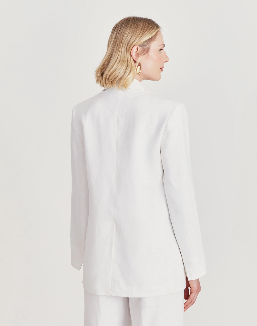 O Blazer Silvia é confeccionado em linho. É ideal para eventos casuais ou corporativos, podendo transitar por ocasiões durante o dia e a noite.