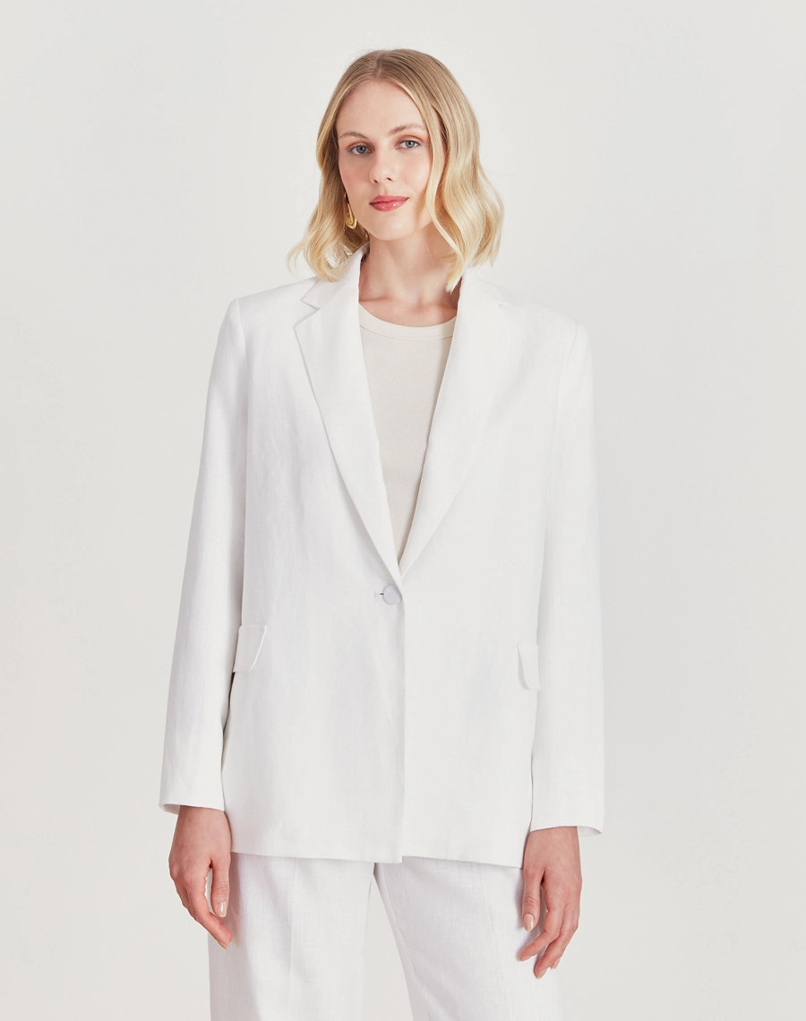 O Blazer Silvia é confeccionado em linho. É ideal para eventos casuais ou corporativos, podendo transitar por ocasiões durante o dia e a noite.