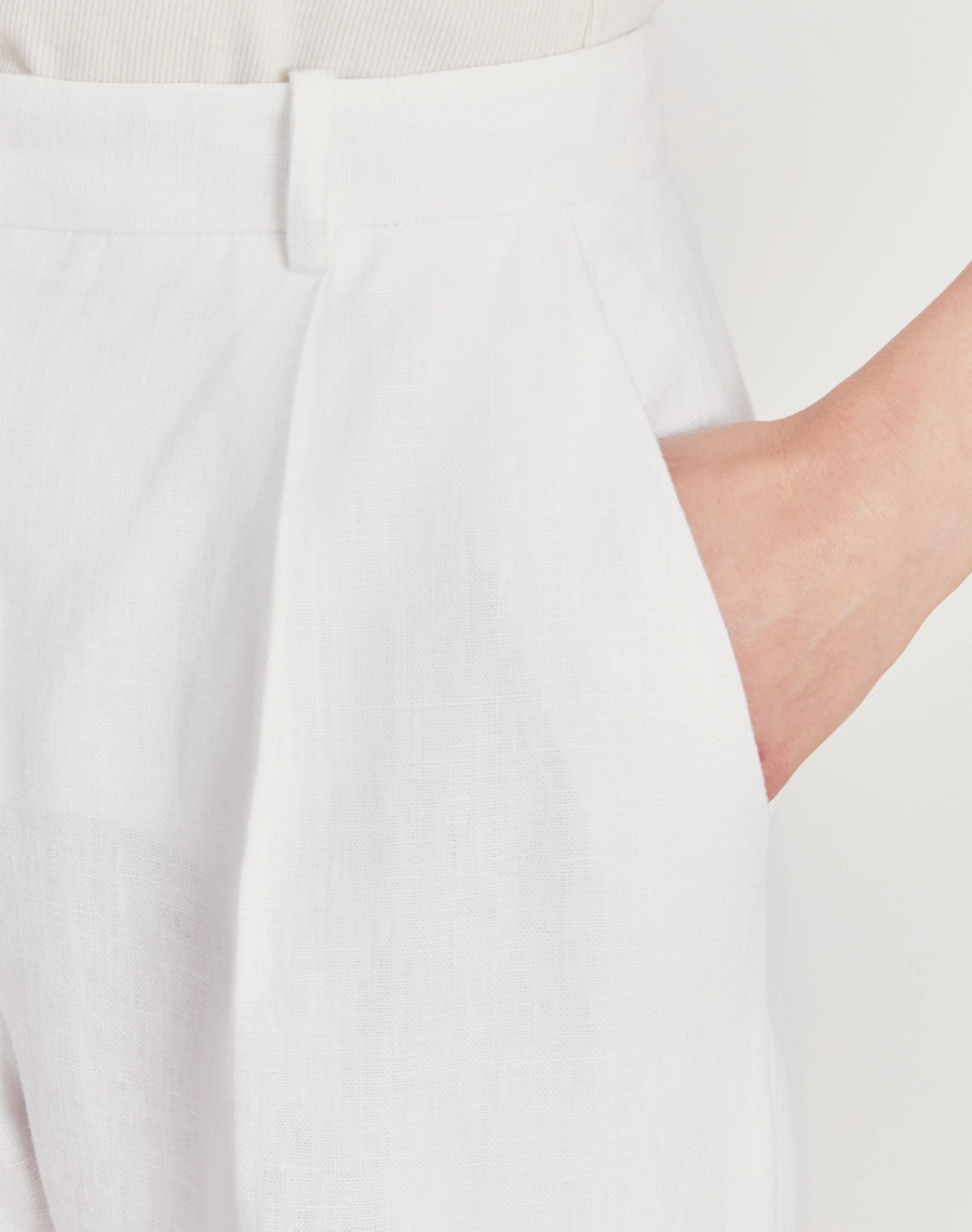 A Calça Silvia é confeccionado em linho. Essa calça de linho é ideal para eventos casuais ou corporativos, podendo transitar por ocasiões durante o dia e a noite.
