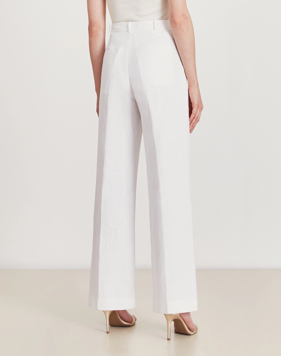 A Calça Silvia é confeccionado em linho. Essa calça de linho é ideal para eventos casuais ou corporativos, podendo transitar por ocasiões durante o dia e a noite.
