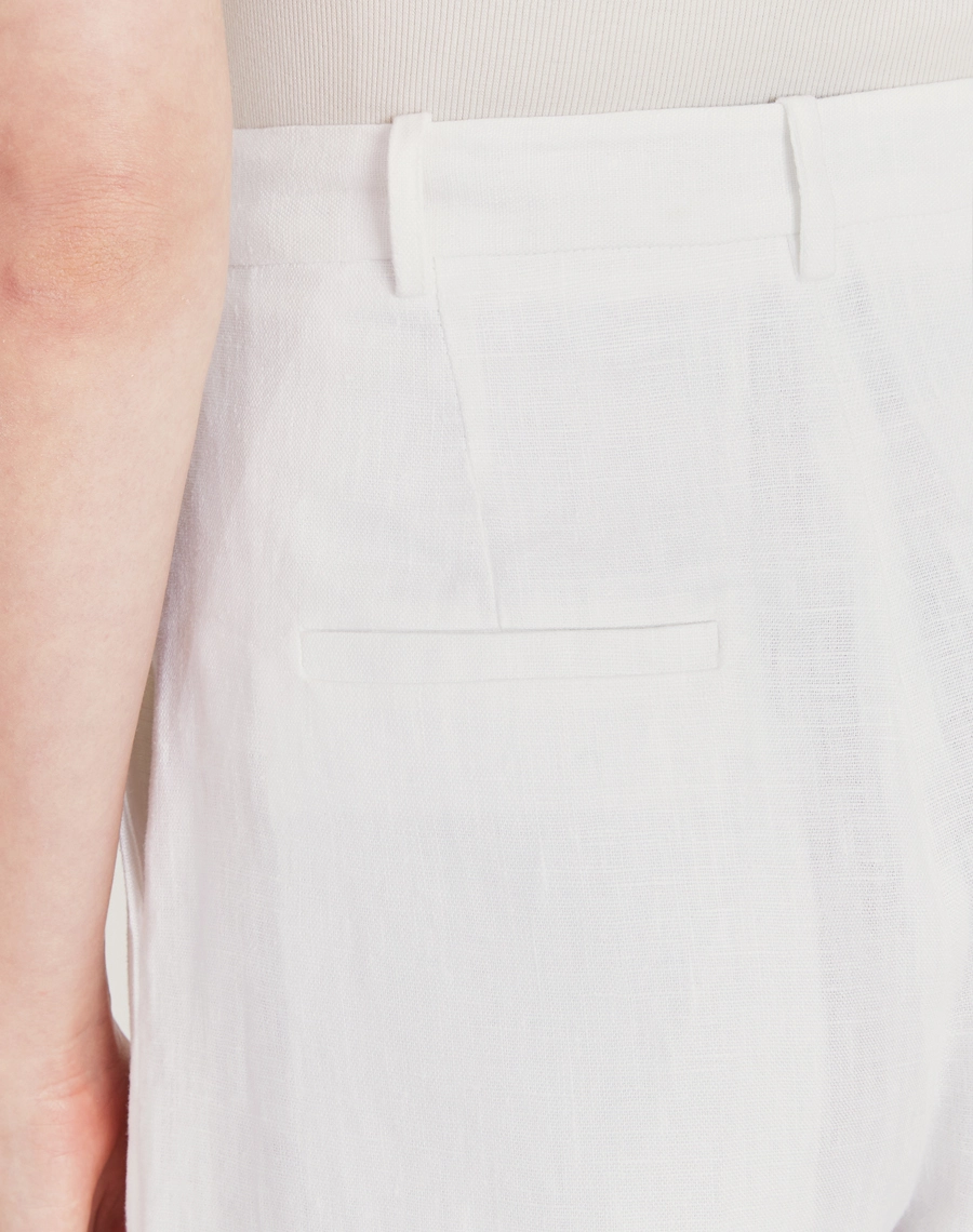 A Calça Silvia é confeccionado em linho. Essa calça de linho é ideal para eventos casuais ou corporativos, podendo transitar por ocasiões durante o dia e a noite.