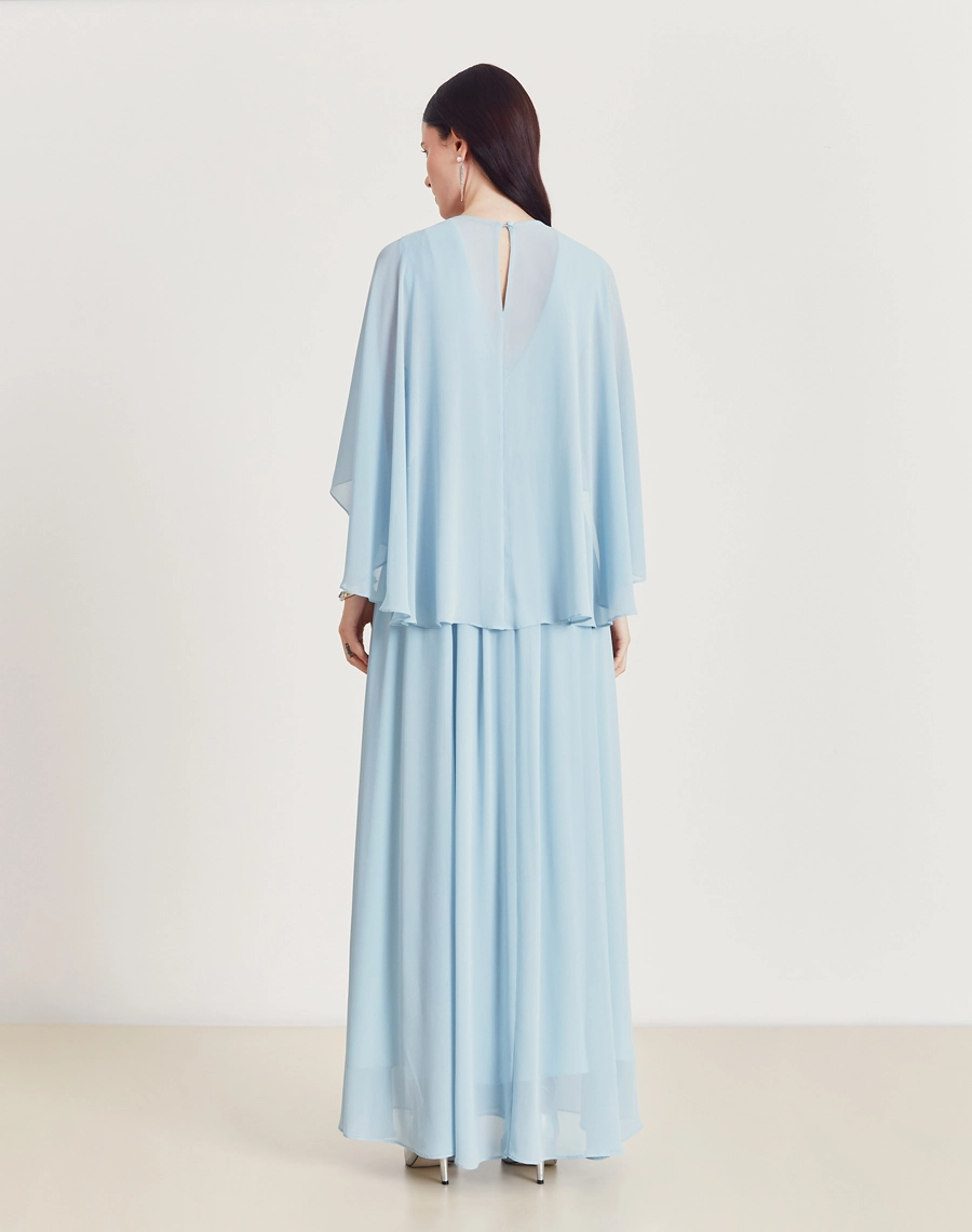 O Vestido Longo Thaisa é confeccionado em chiffon youro. Sua modelagem moderna e elegante é indispensável em eventos sofisticados, casamento ou formaturas.