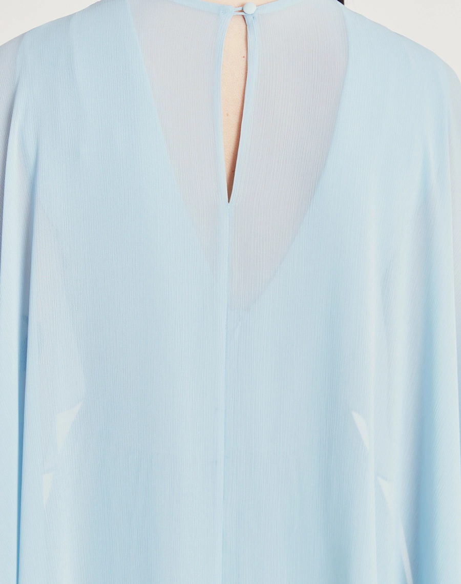 O Vestido Longo Thaisa é confeccionado em chiffon youro. Sua modelagem moderna e elegante é indispensável em eventos sofisticados, casamento ou formaturas.
