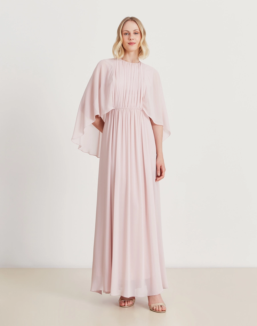 O Vestido Longo Thaisa é confeccionado em chiffon youro. Sua modelagem moderna e elegante é indispensável em eventos sofisticados, casamento ou formaturas.