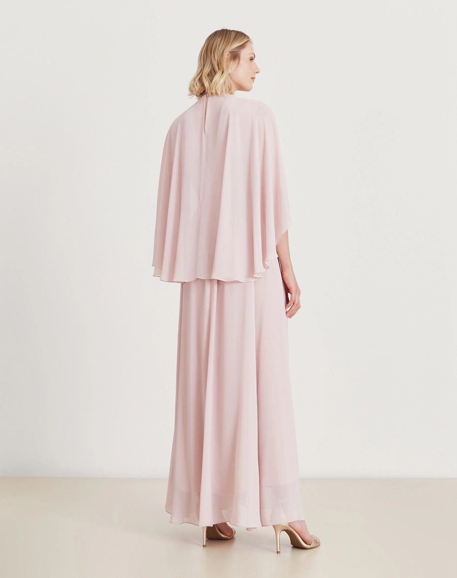 O Vestido Longo Thaisa é confeccionado em chiffon youro. Sua modelagem moderna e elegante é indispensável em eventos sofisticados, casamento ou formaturas.