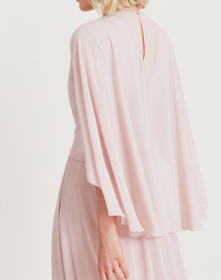 O Vestido Longo Thaisa é confeccionado em chiffon youro. Sua modelagem moderna e elegante é indispensável em eventos sofisticados, casamento ou formaturas.