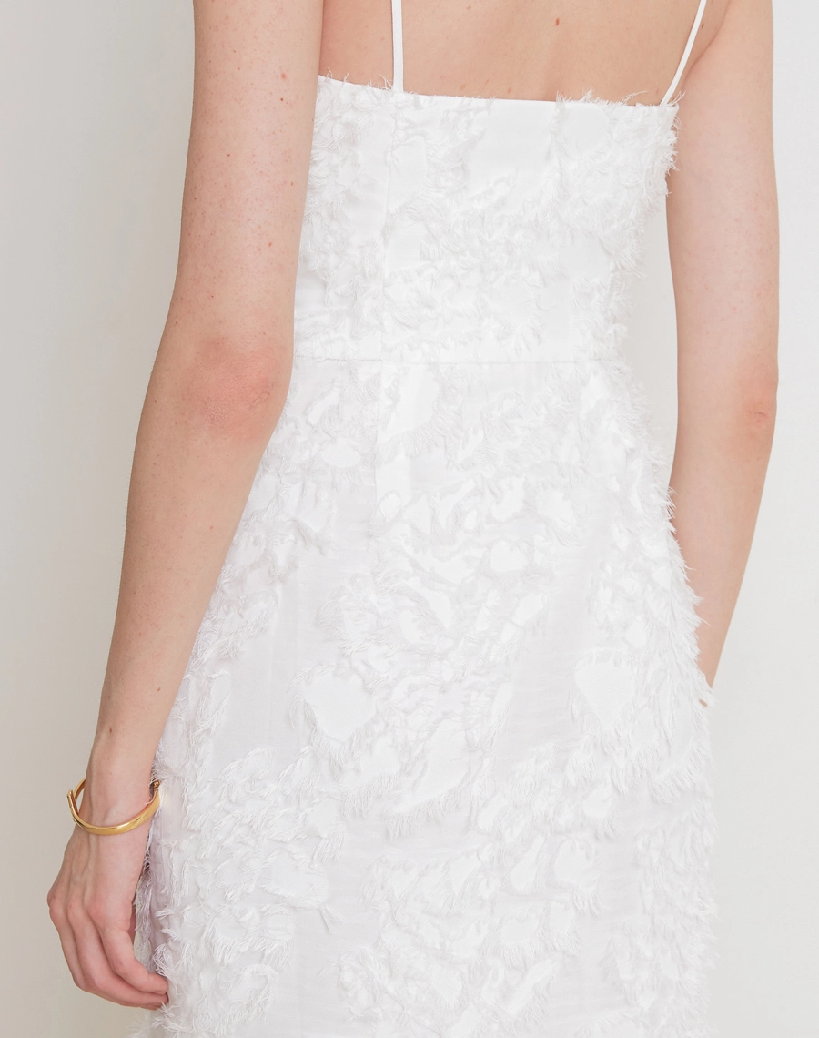 O Vestido Midi Sienna é confeccionado em Jacquard, tecido elegante e texturizado, conhecido pelo relevo suave e pelinhos que adicionam volume e sofisticação.