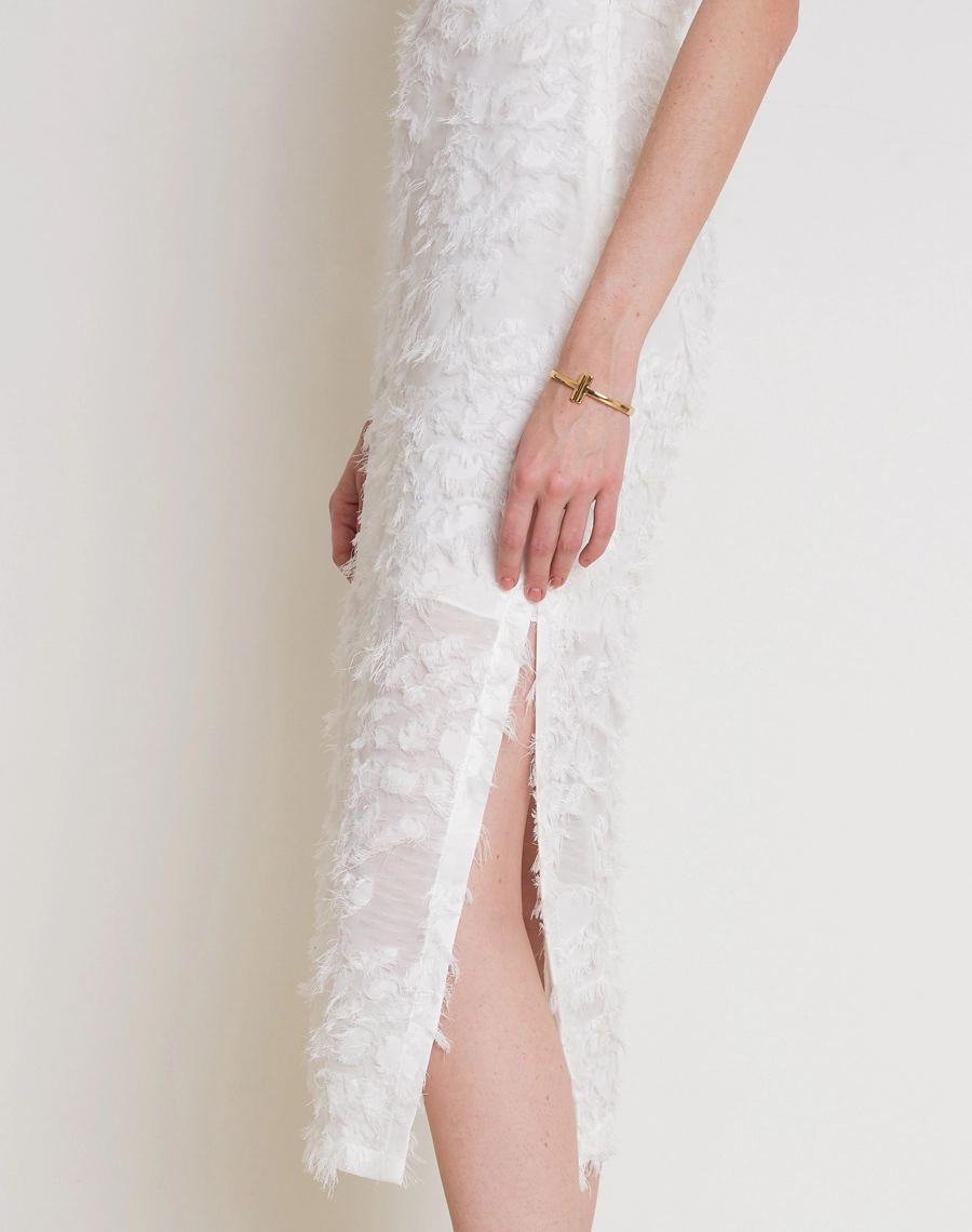 O Vestido Midi Sienna é confeccionado em Jacquard, tecido elegante e texturizado, conhecido pelo relevo suave e pelinhos que adicionam volume e sofisticação.