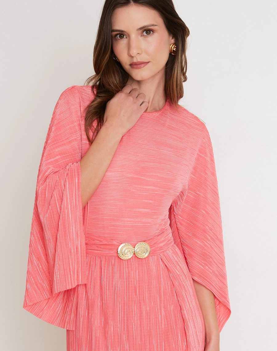 O Vestido Longo Norah é confeccionado em tecido plissado com textura sofisticada, leveza e excelente caimento.