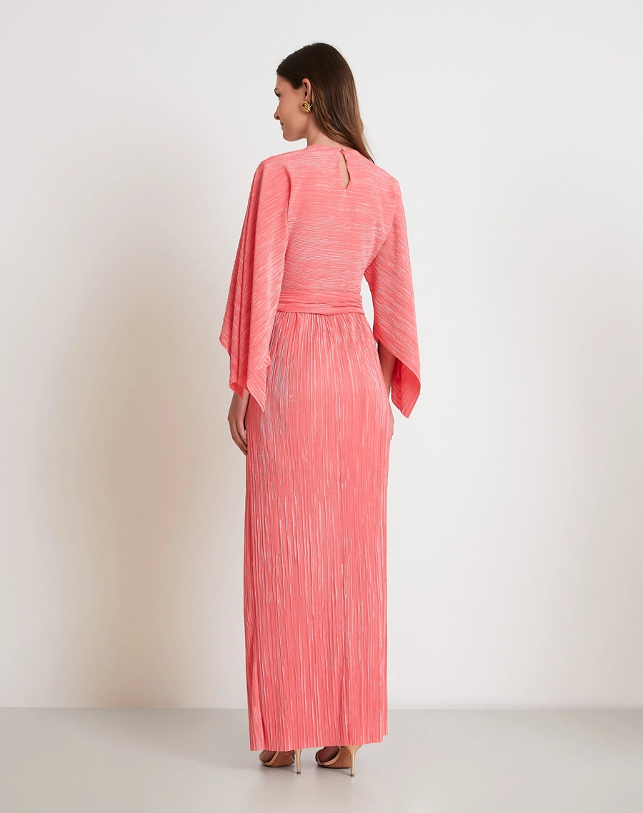 O Vestido Longo Norah é confeccionado em tecido plissado com textura sofisticada, leveza e excelente caimento.