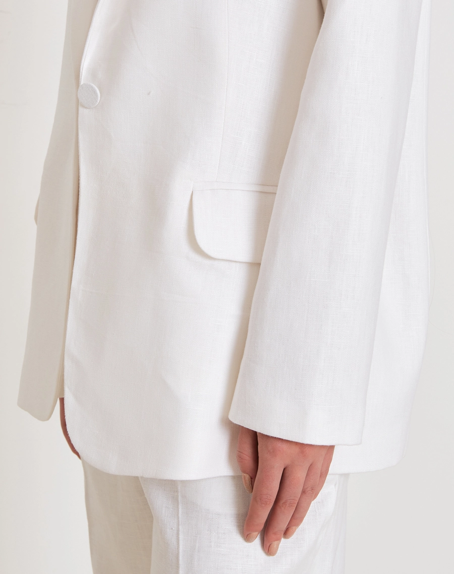 O Blazer Canarin JS é confeccionado em linho proporcionando um toque fresco, leveza e aspecto rústico elegante, ideal para dias quentes.