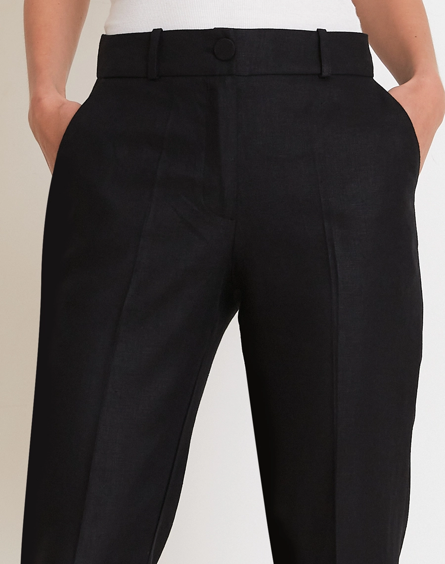 A Calça Canarin é confeccionada em linho proporcionando um toque fresco, leveza e aspecto rústico elegante, ideal para dias quentes.