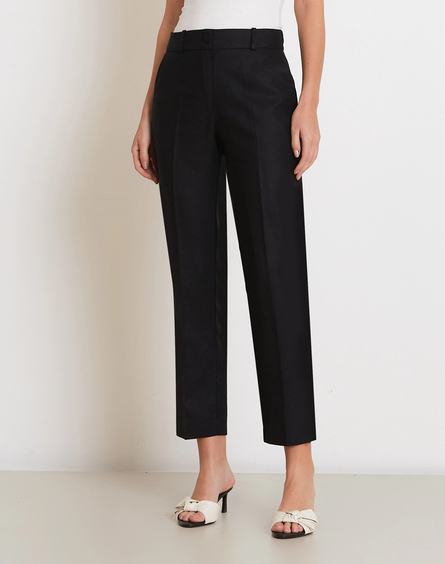 A Calça Canarin é confeccionada em linho proporcionando um toque fresco, leveza e aspecto rústico elegante, ideal para dias quentes.