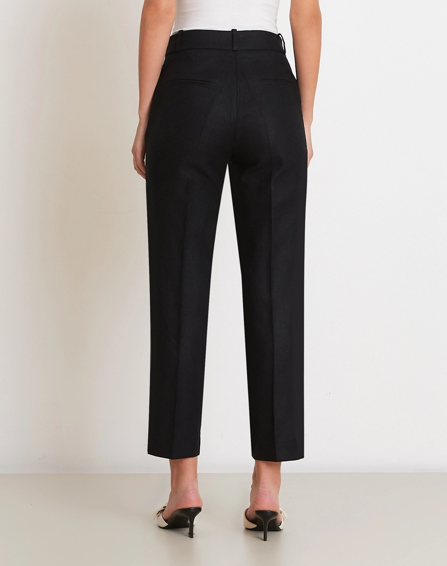A Calça Canarin é confeccionada em linho proporcionando um toque fresco, leveza e aspecto rústico elegante, ideal para dias quentes.