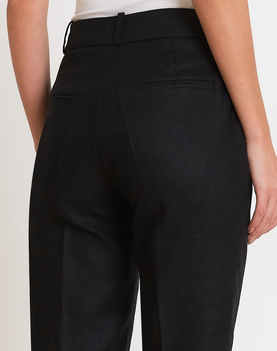 A Calça Canarin é confeccionada em linho proporcionando um toque fresco, leveza e aspecto rústico elegante, ideal para dias quentes.