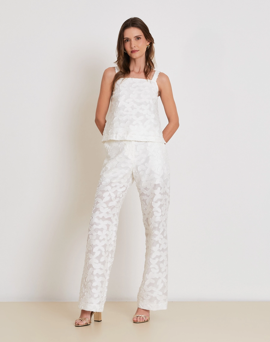 Top Amira é confeccionado em cambraia bordada com textura floral em alto-relevo que traz delicadeza e sofisticação.