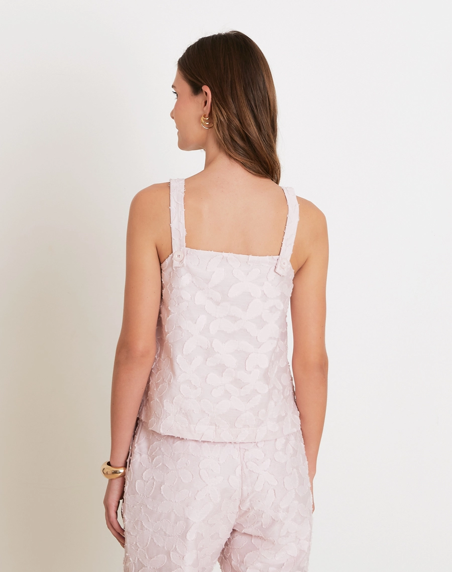 Top Amira é confeccionado em cambraia bordada com textura floral em alto-relevo que traz delicadeza e sofisticação.