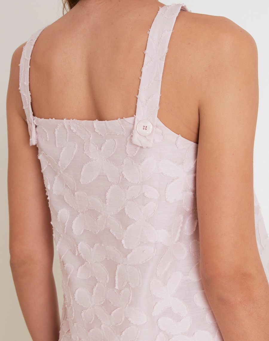 Top Amira é confeccionado em cambraia bordada com textura floral em alto-relevo que traz delicadeza e sofisticação.