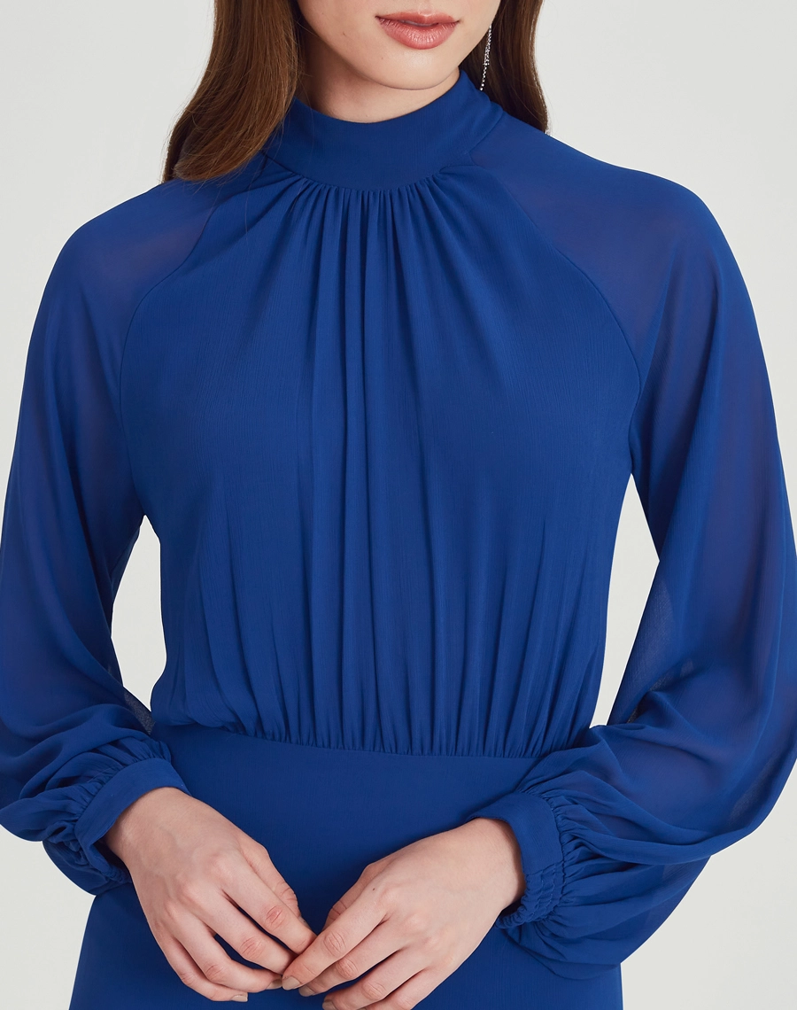 Vestido longo Ophelia confeccionado em Chiffon Youro, tecido leve com toque suave, conhecido pelo seu caimento elegante e toque sofisticado.