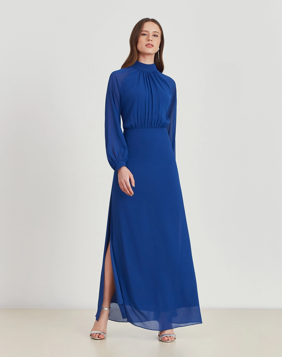 Vestido longo Ophelia confeccionado em Chiffon Youro, tecido leve com toque suave, conhecido pelo seu caimento elegante e toque sofisticado.
