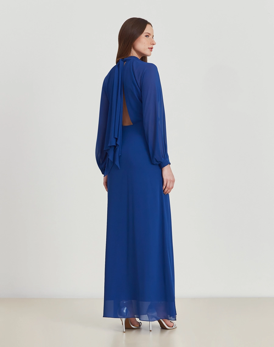 Vestido longo Ophelia confeccionado em Chiffon Youro, tecido leve com toque suave, conhecido pelo seu caimento elegante e toque sofisticado.
