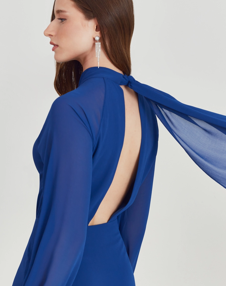 Vestido longo Ophelia confeccionado em Chiffon Youro, tecido leve com toque suave, conhecido pelo seu caimento elegante e toque sofisticado.