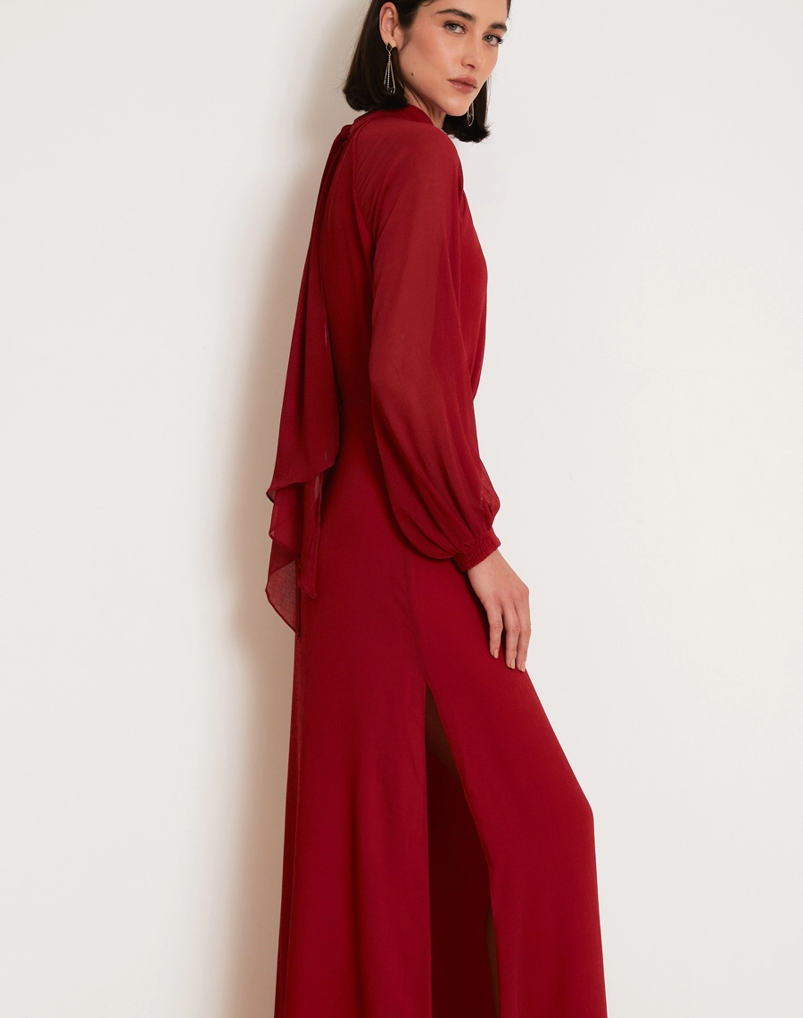 Vestido longo Ophelia confeccionado em Chiffon Youro, tecido leve com toque suave, conhecido pelo seu caimento elegante e toque sofisticado.