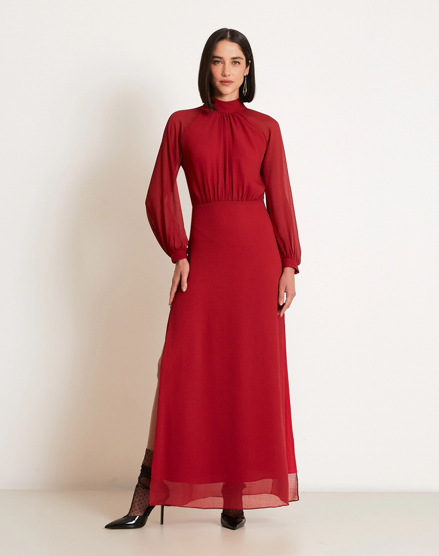 Vestido longo Ophelia confeccionado em Chiffon Youro, tecido leve com toque suave, conhecido pelo seu caimento elegante e toque sofisticado.
