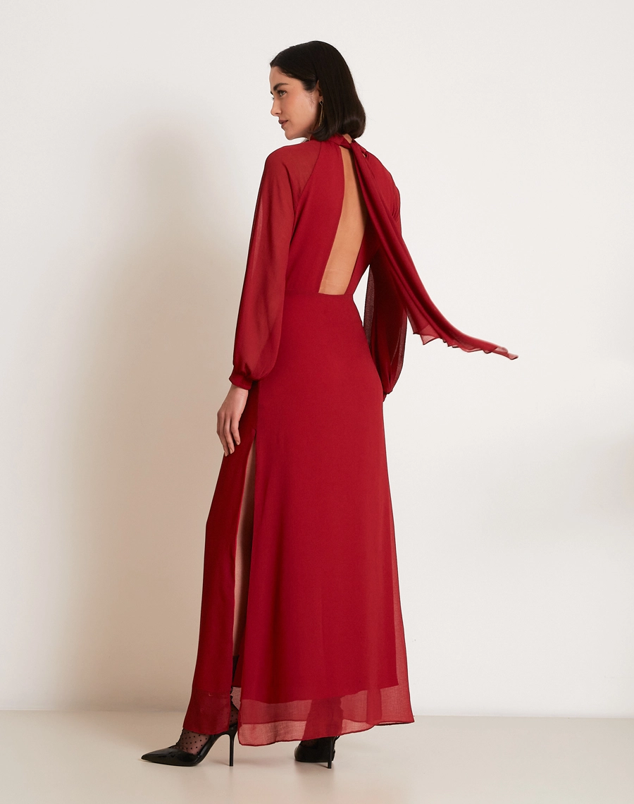 Vestido longo Ophelia confeccionado em Chiffon Youro, tecido leve com toque suave, conhecido pelo seu caimento elegante e toque sofisticado.
