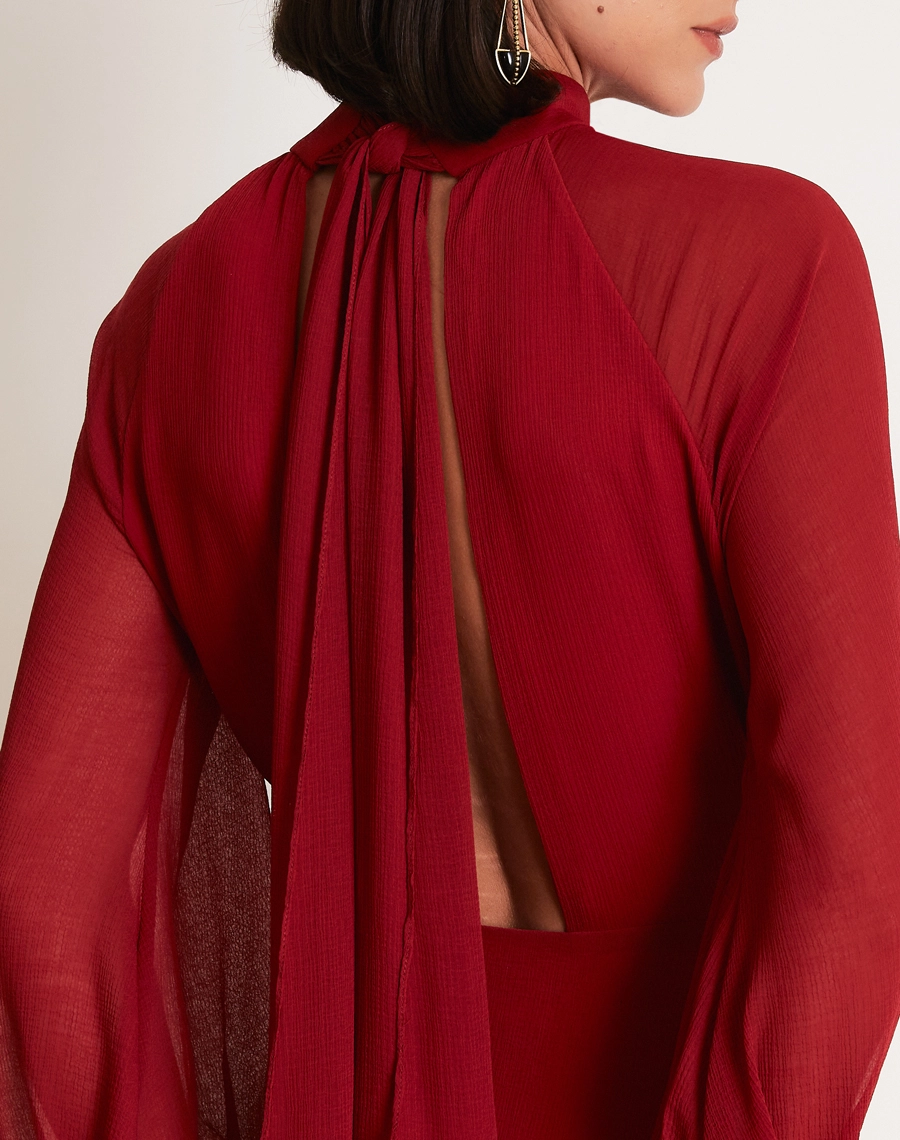 Vestido longo Ophelia confeccionado em Chiffon Youro, tecido leve com toque suave, conhecido pelo seu caimento elegante e toque sofisticado.