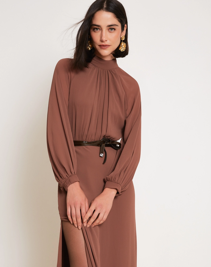 Vestido longo Ophelia confeccionado em Chiffon Youro, tecido leve com toque suave, conhecido pelo seu caimento elegante e toque sofisticado.