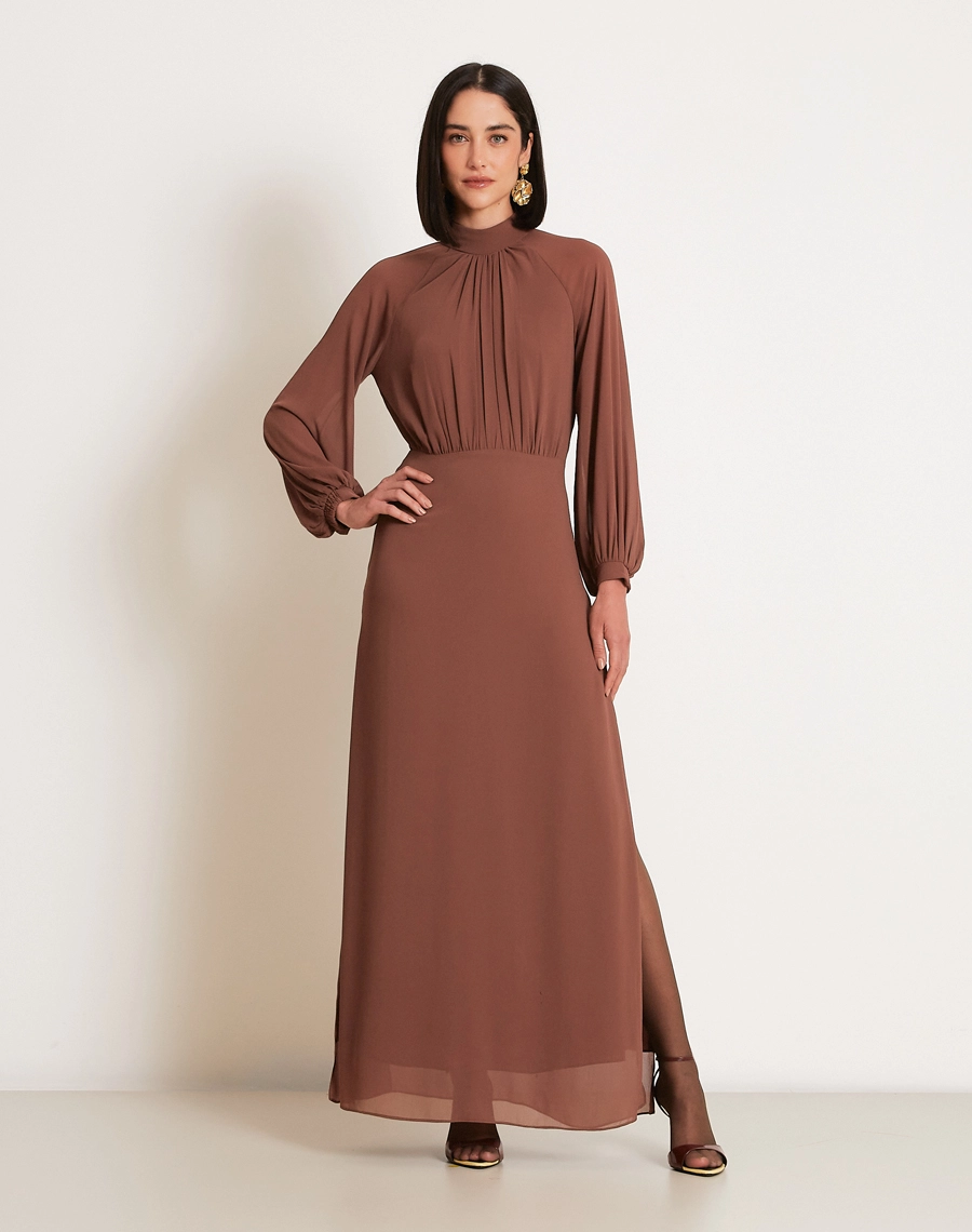 Vestido longo Ophelia confeccionado em Chiffon Youro, tecido leve com toque suave, conhecido pelo seu caimento elegante e toque sofisticado.