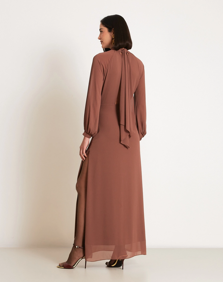 Vestido longo Ophelia confeccionado em Chiffon Youro, tecido leve com toque suave, conhecido pelo seu caimento elegante e toque sofisticado.
