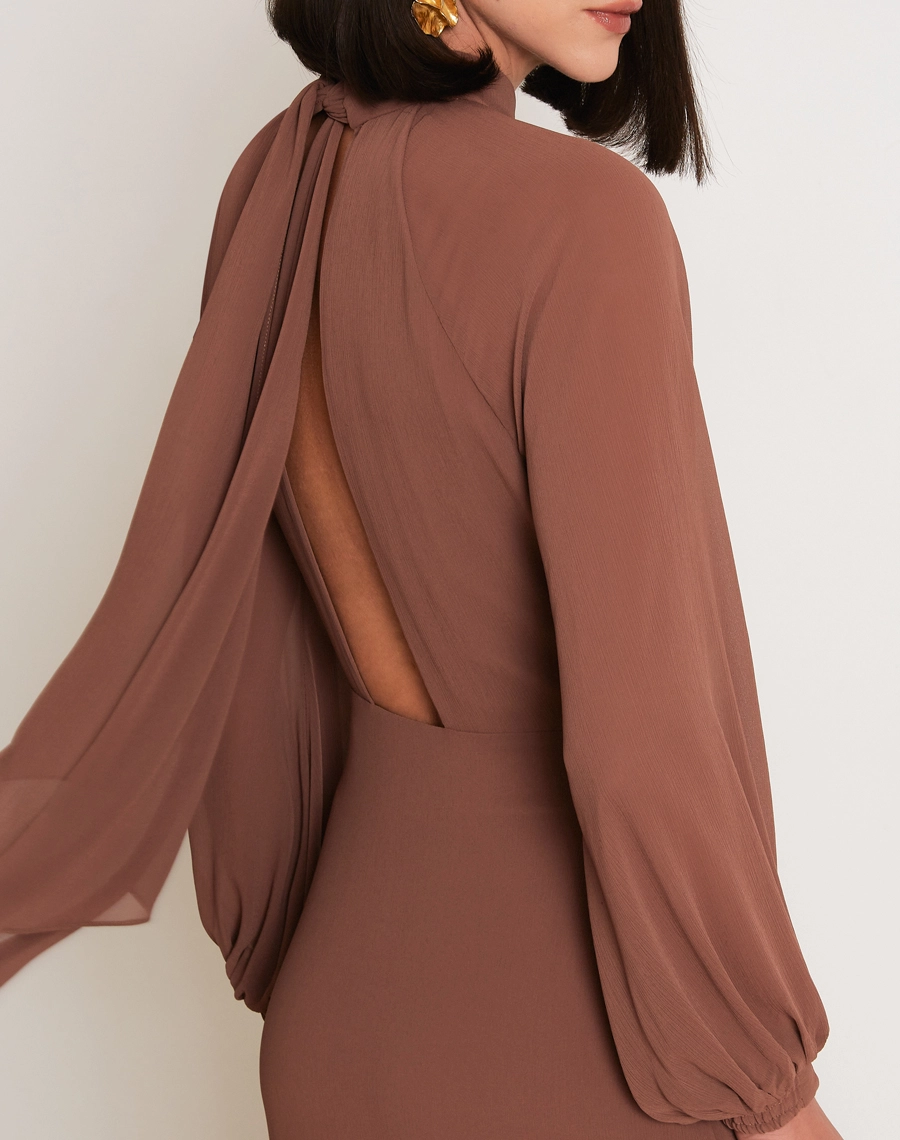 Vestido longo Ophelia confeccionado em Chiffon Youro, tecido leve com toque suave, conhecido pelo seu caimento elegante e toque sofisticado.