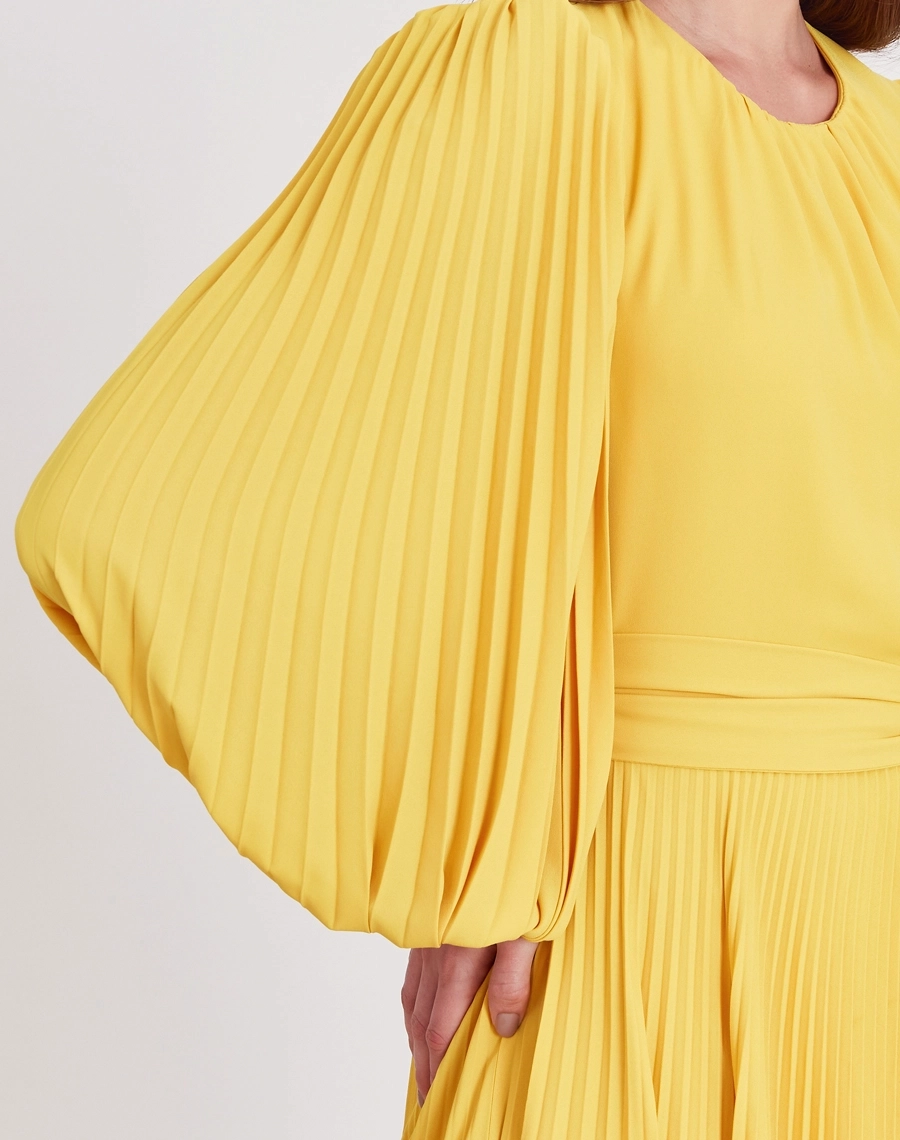 Vestido Longo Soleil, confeccionado em crepinho, é um tecido leve e fluido, conhecido pelo caimento suave e pela excelente movimentação.