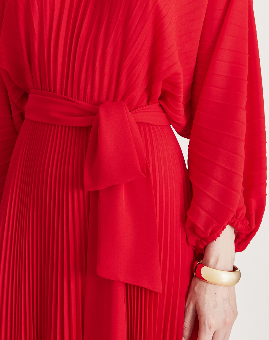 O Vestido Longo Leque é confeccionado em crepinho, é um tecido leve, fluido e com toque levemente texturizado.