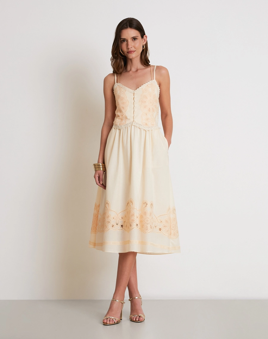 Vestido Midi Catherine confeccionado em cambraia bordada, com caimento leve e toque delicado.