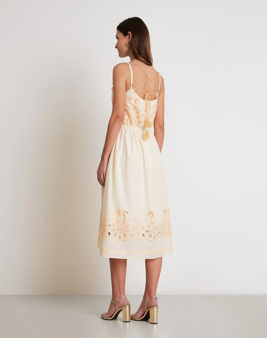 Vestido Midi Catherine confeccionado em cambraia bordada, com caimento leve e toque delicado.