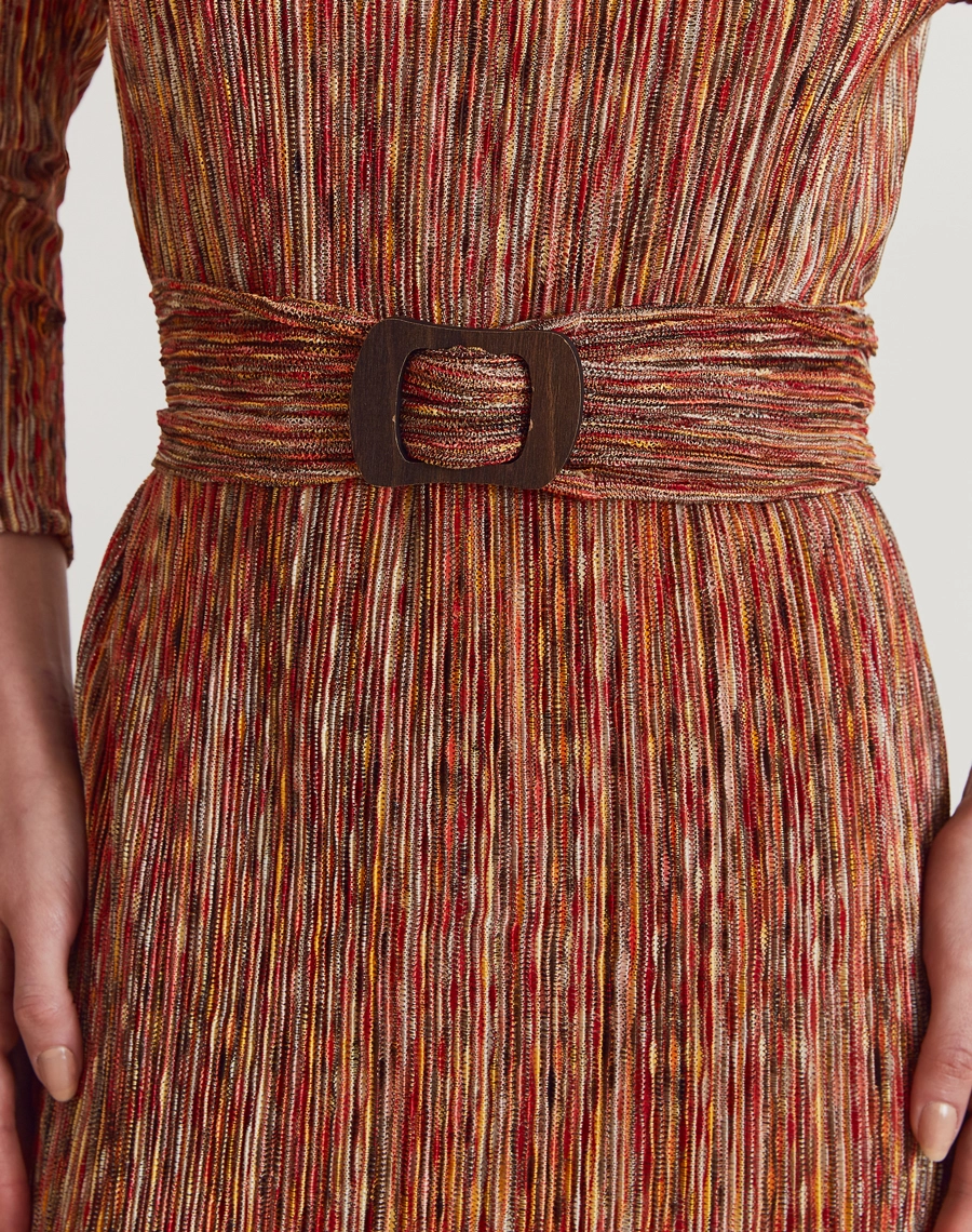 O Vestido Midi Lydiane é confeccionado malha mescla, tecido moderno e versátil, caracterizado pelo seu efeito levemente mesclado que mistura diferentes tons, criando um visual casual e atual.
