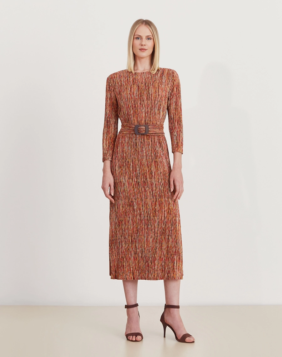 O Vestido Midi Lydiane é confeccionado malha mescla, tecido moderno e versátil, caracterizado pelo seu efeito levemente mesclado que mistura diferentes tons, criando um visual casual e atual.