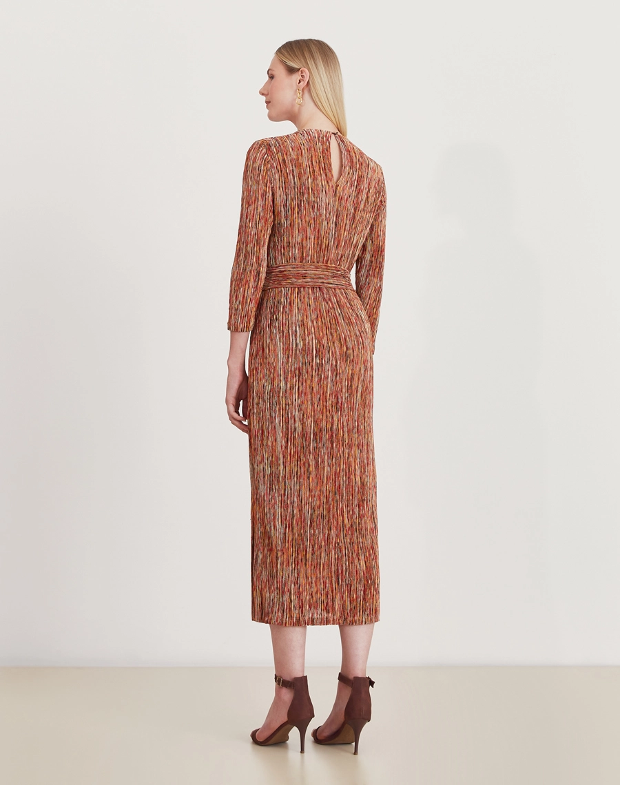 O Vestido Midi Lydiane é confeccionado malha mescla, tecido moderno e versátil, caracterizado pelo seu efeito levemente mesclado que mistura diferentes tons, criando um visual casual e atual.