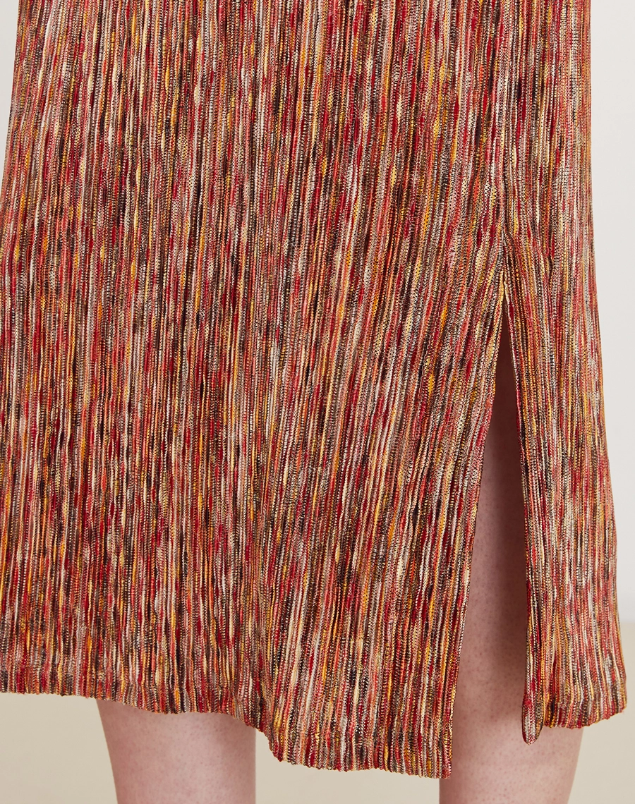 O Vestido Midi Lydiane é confeccionado malha mescla, tecido moderno e versátil, caracterizado pelo seu efeito levemente mesclado que mistura diferentes tons, criando um visual casual e atual.