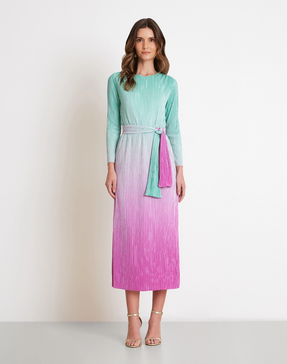 O Vestido Midi Lana é confeccionado em malha plissada, tecido com toque macio e leve elasticidade.