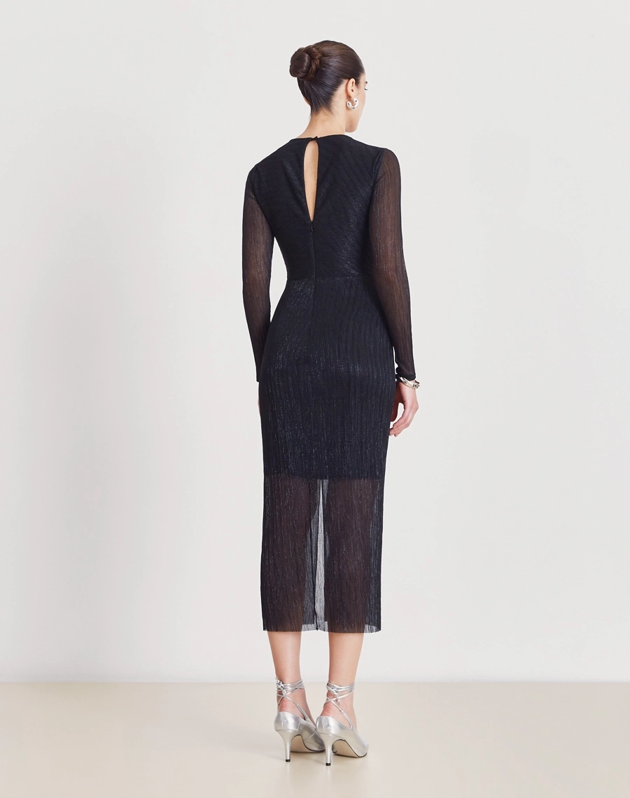 Vestido Midi Erica confeccionado em malha plissada metálica, tecido leve e confortável, caracterizado por sua textura elegante e cheia de movimento.