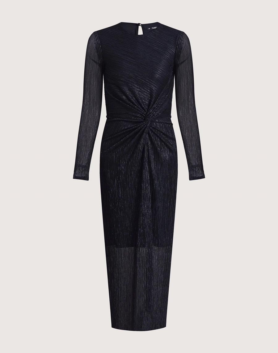 Vestido Midi Erica confeccionado em malha plissada metálica, tecido leve e confortável, caracterizado por sua textura elegante e cheia de movimento.