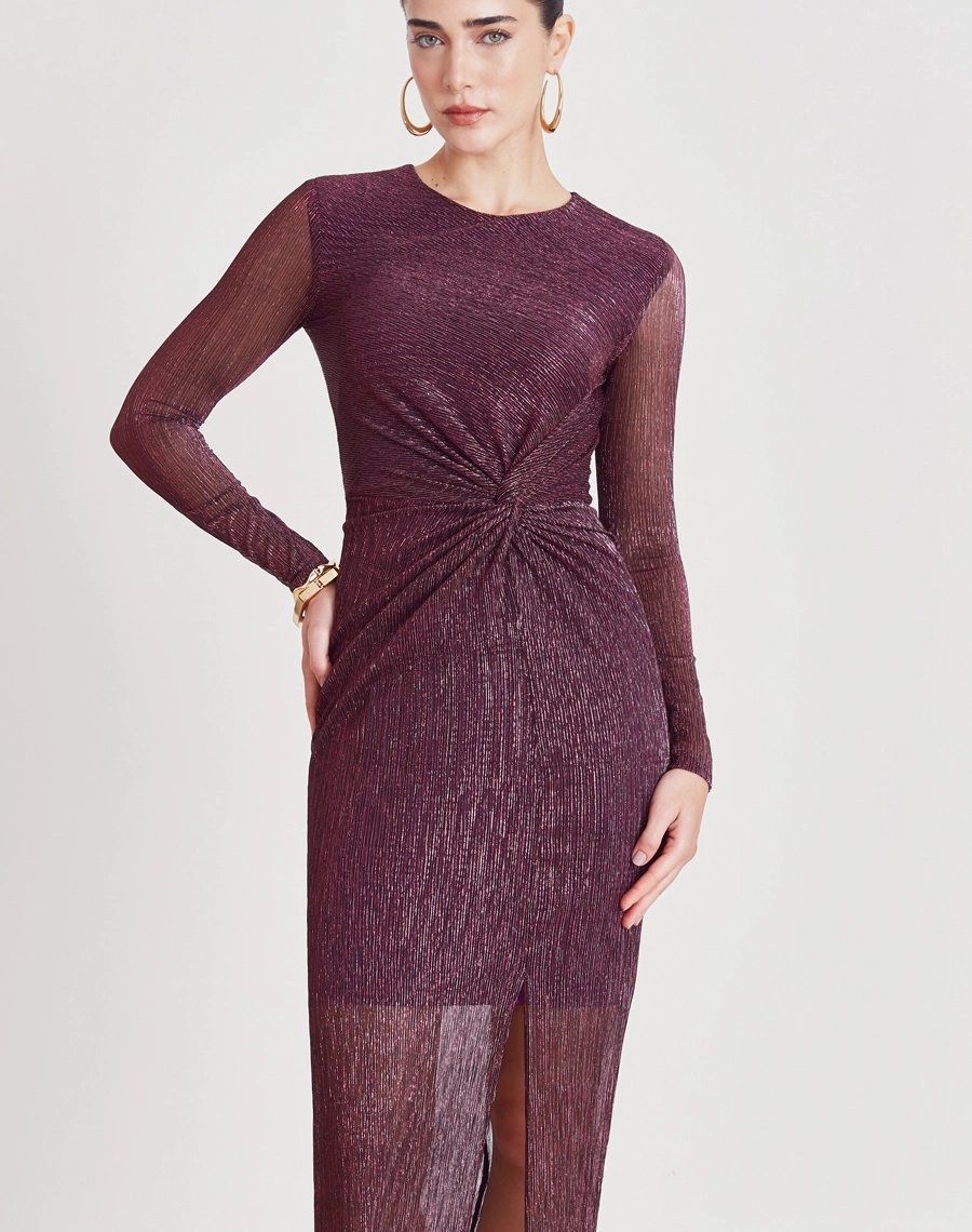 Vestido Midi Erica confeccionado em malha plissada metálica, tecido leve e confortável, caracterizado por sua textura elegante e cheia de movimento.