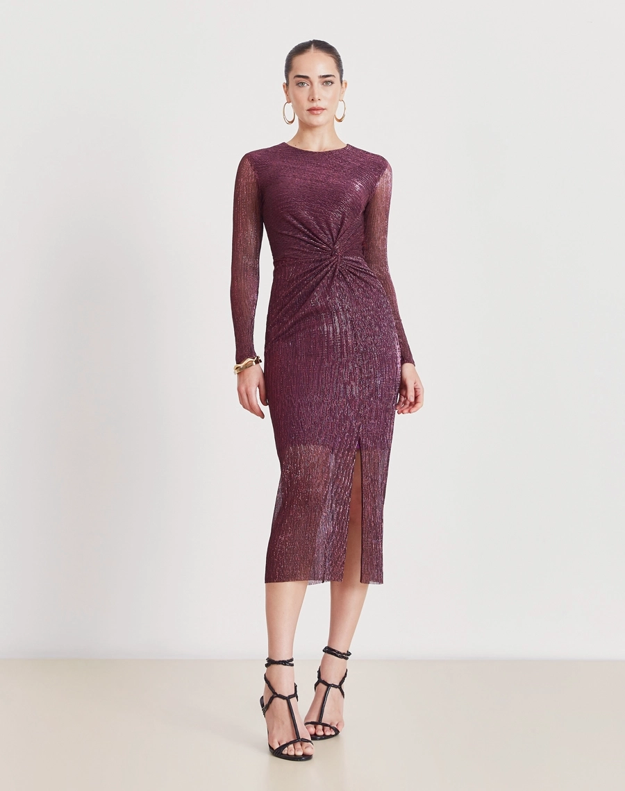 Vestido Midi Erica confeccionado em malha plissada metálica, tecido leve e confortável, caracterizado por sua textura elegante e cheia de movimento.